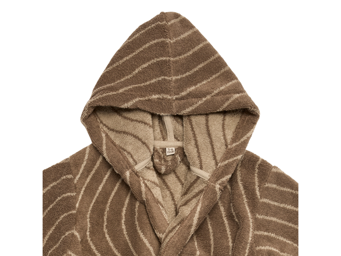 Brun og beige stribet hættekåbe med struktureret stof, vist på en hvid baggrund.