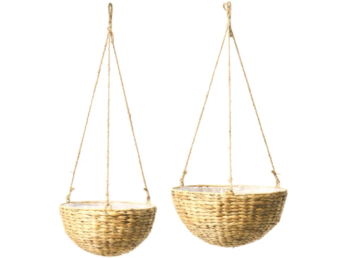 To flettede hængende kurve med reb af naturfibre, hver kurv er halvcirkelformet og ophængt i tre snore. Kurvene er tomme og står på en hvid baggrund.