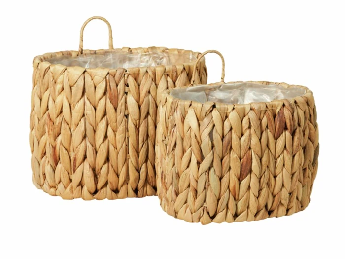 To flettede halmkurve med håndtag og klare plastforinger indeni, vist på en hvid baggrund. Den ene kurv er lidt højere end den anden.