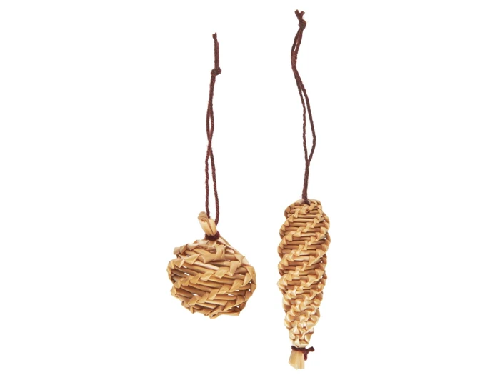 To flettede halmpynt med brune hængeløkker; det ene er rundt og det andet er aflangt og spidst, begge vist mod en hvid baggrund.