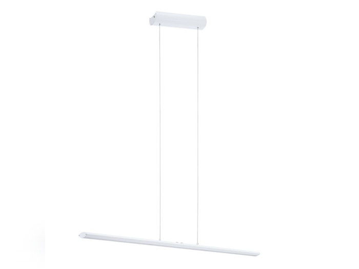 Minimalistisk hvid pendel med en slank vandret stang ophængt i to tynde snore fra et rektangulært loftsmontering på en almindelig hvid baggrund.