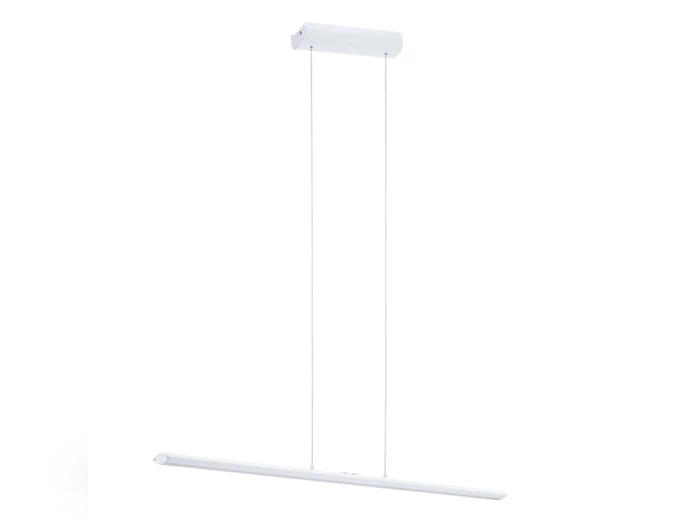 Minimalistisk hvid pendel med en slank vandret stang ophængt i to tynde snore fra et rektangulært loftsmontering på en almindelig hvid baggrund.