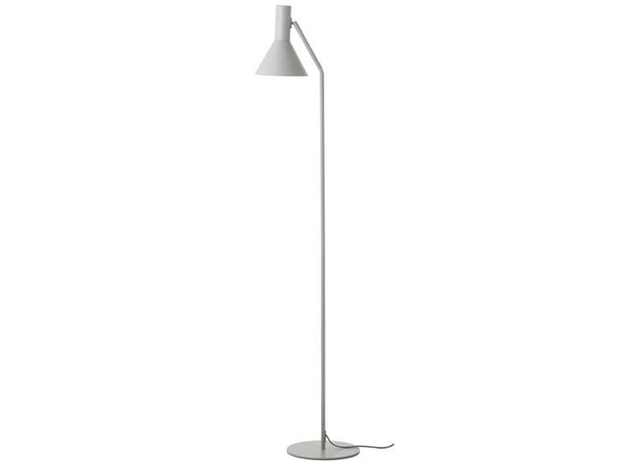 Minimalistisk hvid gulvlampe med en slank, lige stang, en rund fod og en kegleformet lampeskærm. Der går en sort strømledning ud fra foden.