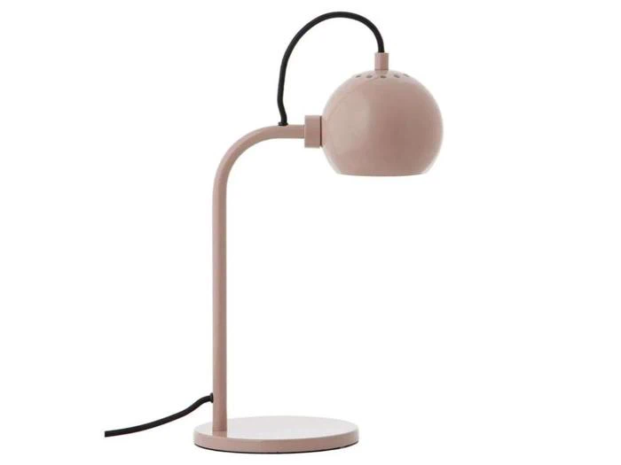 En moderne pink skrivebordslampe med rund fod, buet hals og kuppelformet skærm. En sort netledning går ud fra foden.