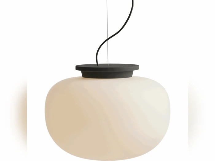 En moderne pendellampe med en rund, matteret hvid glasskærm og en sort tophætte, ophængt i en sort ledning.