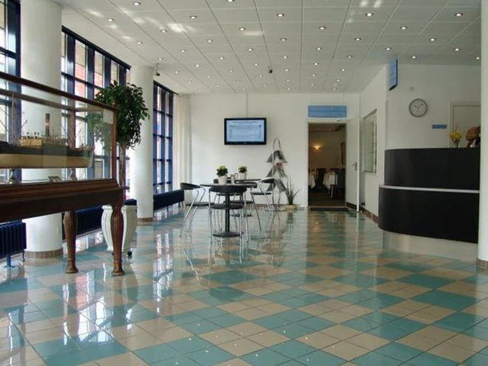 Overnatning for 2 personer i luksusværelse hos Hotel Frederikshavn