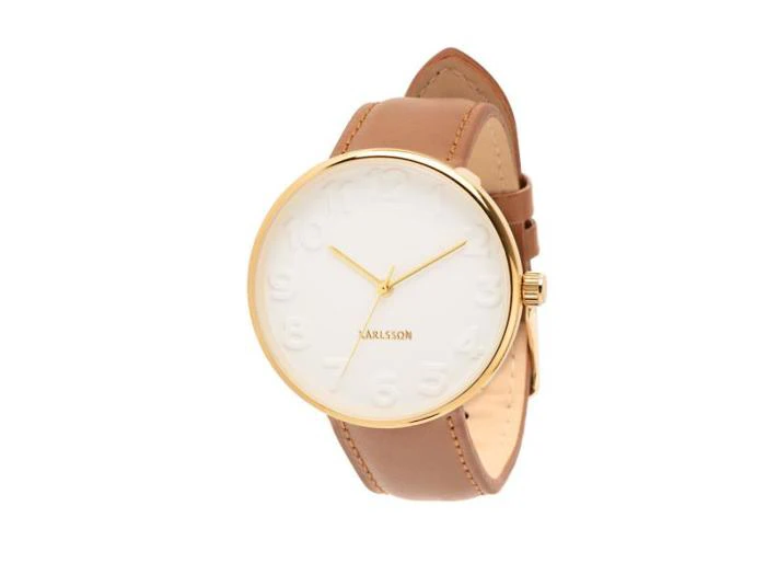 Et guldindfattet armbåndsur med hvid urskive, prægede tal og en brun læderrem, vist på en hvid baggrund.