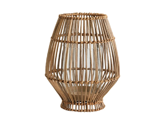 En dekorativ lanterne med en klar glasholder indeni, omgivet af en åben, flettet rattanramme i en naturlig brun farve.