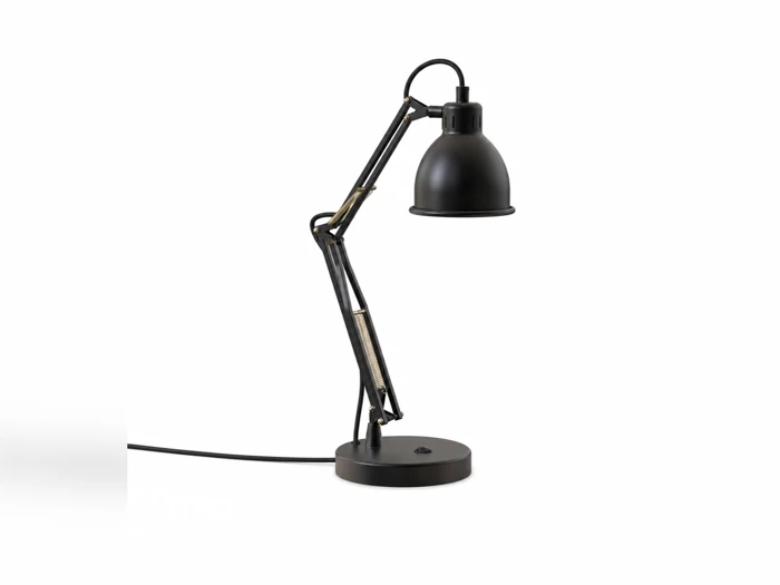En sort, justerbar bordlampe med en rund fod, synlige fjedre og en kuppelformet lampeskærm, fotograferet på en ensfarvet hvid baggrund.