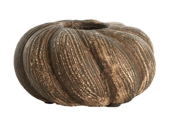 Rund, rustik keramikvase med en struktureret, riflet overflade, der ligner et græskar, med jordbrune og solbrune toner.