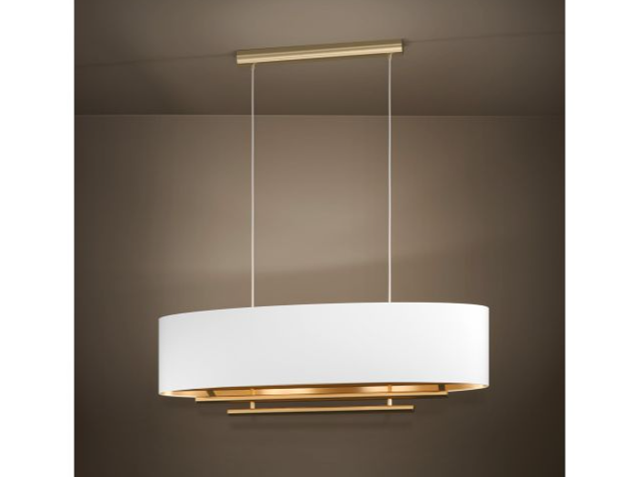 Moderne pendel med en bred, oval hvid skærm og gulddetaljer, ophængt fra loftet i to tynde ledninger mod en brun væg.