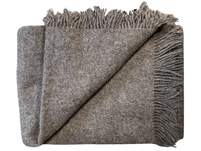 Et foldet gråt uldtæppe med frynsede kanter, vist på en almindelig hvid baggrund.