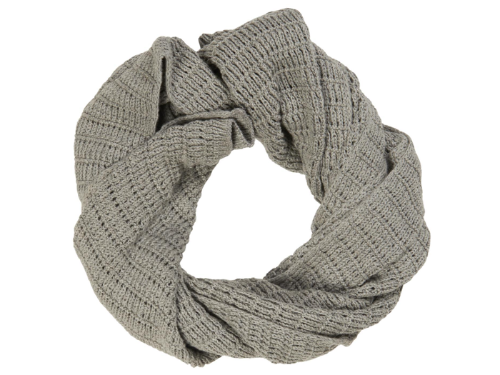 Et gråt strikket infinity-tørklæde arrangeret i en cirkulær form på en hvid baggrund.