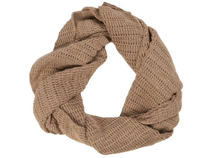 Et brunt, strikket infinity-tørklæde er arrangeret i en cirkulær form på en hvid baggrund.