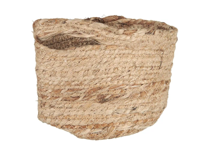 En rustik, flettet kurv lavet af naturlige, grove strå- eller jutefibre med en ujævn kant og et lidt misdannet, håndlavet udseende.