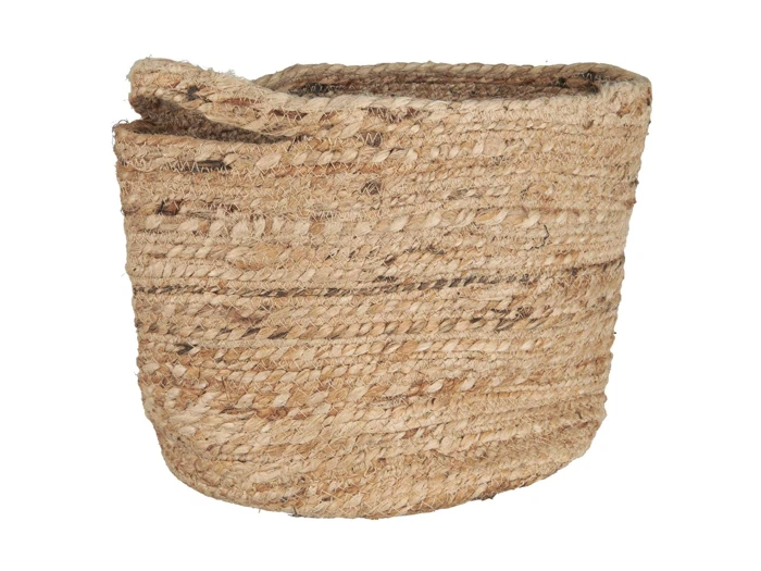 En vævet, oval kurv lavet af naturlige, strukturerede fibre med let ujævne kanter og et rustikt udseende.