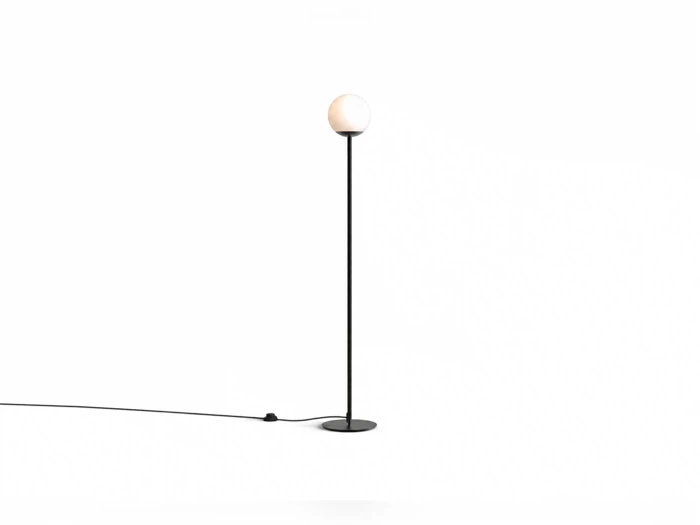 Minimalistisk gulvlampe med et tyndt sort stativ og en kugleformet hvid glasskærm.