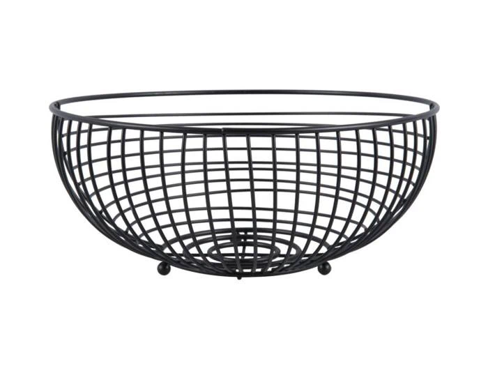 En rund, sort frugtkurv af ståltråd med et åbent gitterdesign og små runde fødder på en hvid baggrund.
