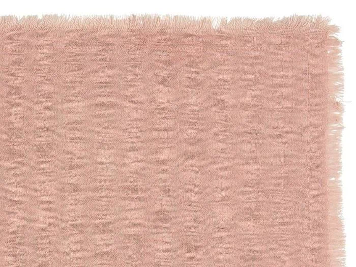 Lyserødt stof med en lidt grov struktur og flossede kanter øverst og i højre side, vist på en ensfarvet baggrund.