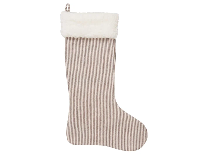 En julestrømpe med beige og hvide lodrette striber og en fluffy hvid manchet i toppen, som hænger i en lille løkke.