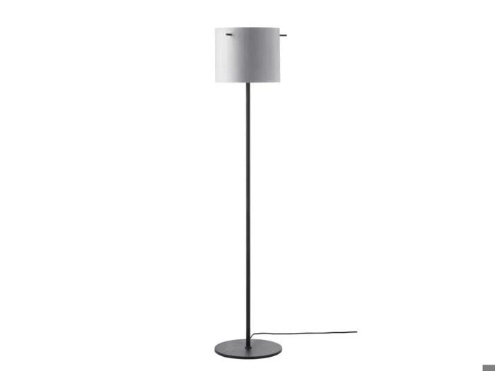 En moderne gulvlampe med en hvid, cylindrisk lampeskærm, en slank, sort stang, en rund fod og en synlig strømledning.