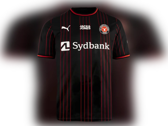 Sort FC Midtjylland-fodboldtrøje med tynde røde lodrette striber, med Puma-logoet, Jack & Jones-mærket og Sydbank-sponsorlogoet på forsiden.