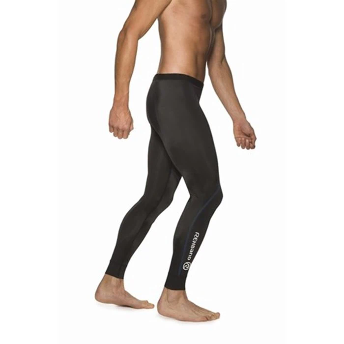 En barfodet person iført tætsiddende sorte leggings, set fra siden, med mærkenavnet Celliant på underbenet.