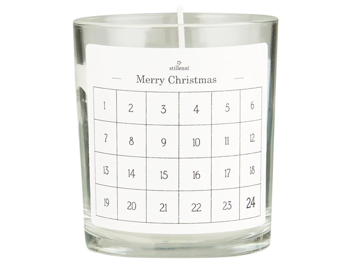 Et glaslys med en hvid etiket, der viser en nummereret kalender fra 1 til 24 og ordene Merry Christmas øverst.