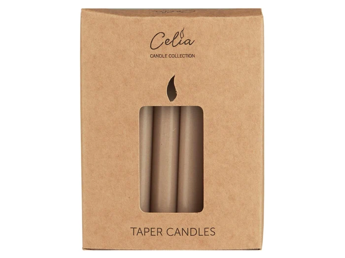 Brun papkasse med påskriften »Celia Candle Collection« og et vindue, hvor man kan se to beige, spidse stearinlys indeni.