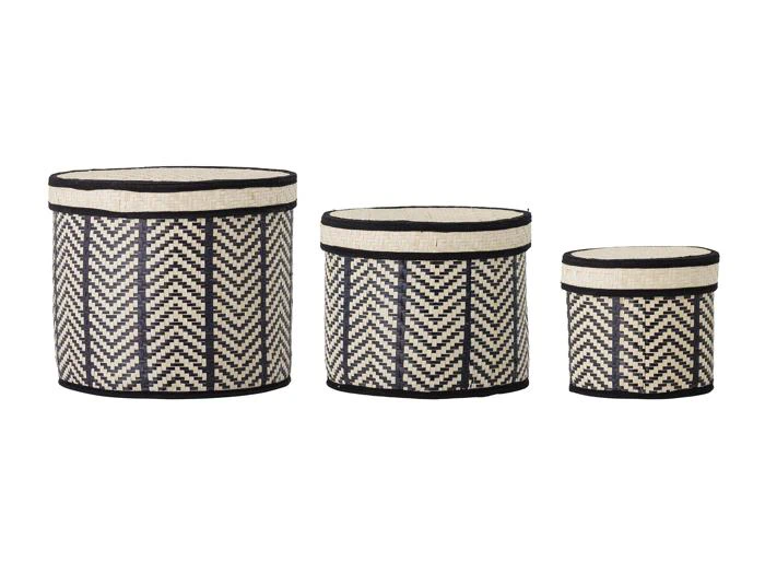Tre runde flettede kurve i forskellige størrelser med sorte og beige zigzagmønstre, hver med en ensfarvet beige kant.