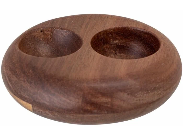 Rundt, glat træfad med to cirkulære fordybninger til små ting som dip eller krydderier på en hvid baggrund.