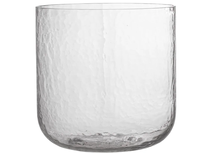 Et klart, cylindrisk glasglas med en struktureret, hamret overflade, der står på en hvid baggrund.