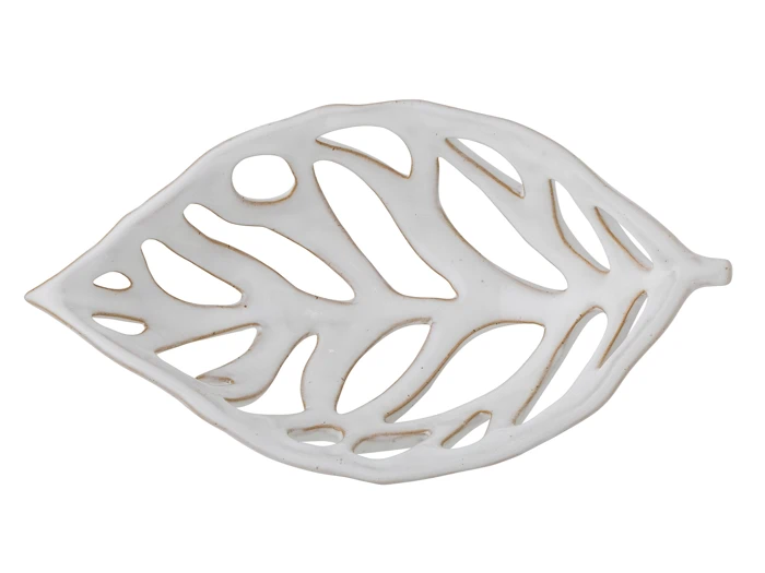 Hvid keramisk dekorationsbakke formet som et blad med udskæringer, der danner et mønster, som efterligner bladårer.
