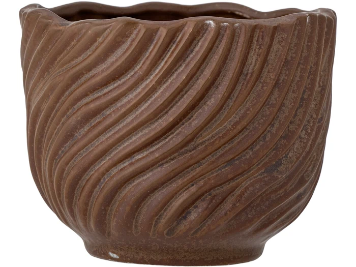 En brun keramisk krukke med en bølget kant og diagonale, strukturerede riller rundt om overfladen.