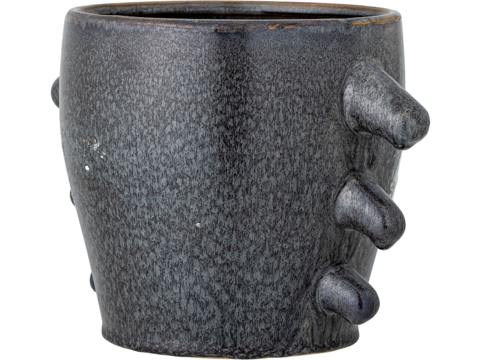 En mørk, struktureret keramikkop med fem afrundede, fingerlignende fremspring på den ene side.