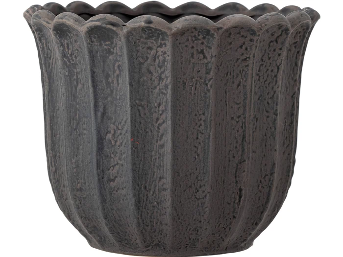 Mørkegrå keramisk krukke med riflet design og en let struktureret overflade, vist på en hvid baggrund.