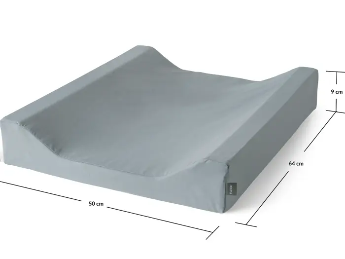 Gråt pusleunderlag med hævede sider. De viste mål: 64 cm lang, 50 cm bred og 9 cm høj.