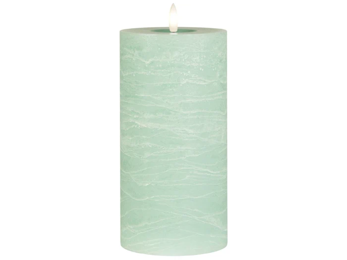 Et højt, lysegrønt bloklys med en struktureret overflade og en lille flamme i toppen.