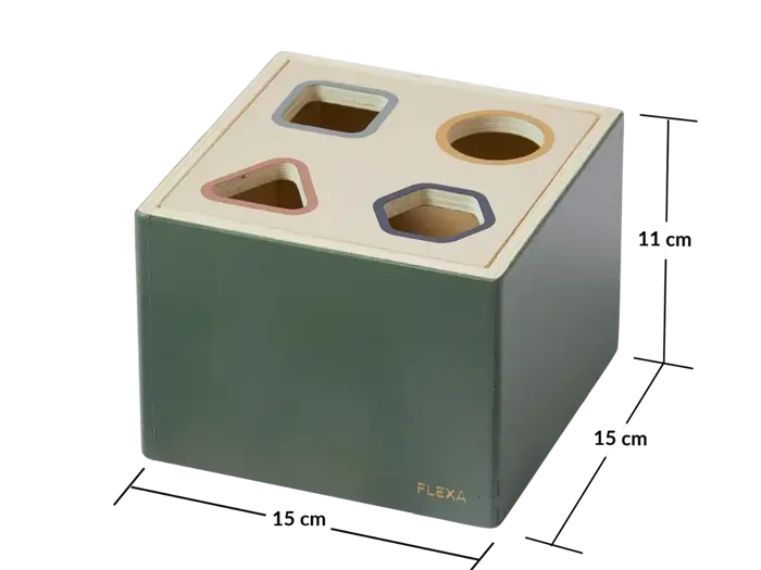 En grøn og beige sorteringsterning af træ med fire forskelligt formede huller på toppen til sortering af klodser; mærket "FLEXA" på siden.