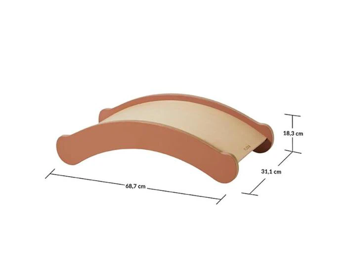 Et balancebræt i træ med buede sider, vist med mål: 68,7 cm lang, 31,1 cm bred og 18,3 cm høj.