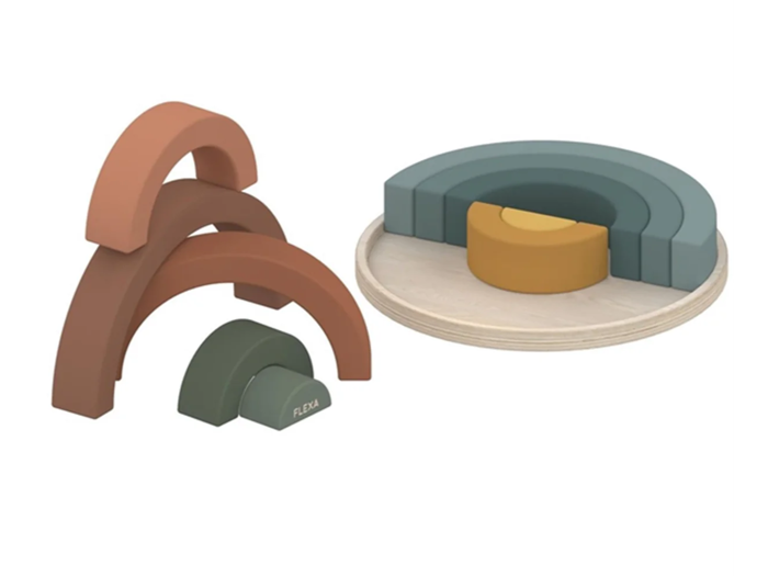 Stabelbare træbuer i jordfarver er arrangeret i to sæt: det ene er stablet lodret, og det andet danner en halvcirkel på en rund træbase.