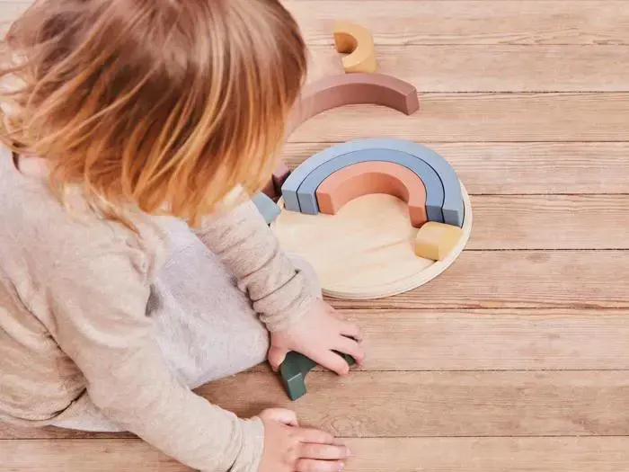 PLAY Puttekasse og regnbue puslespil i multi fra FLEXA