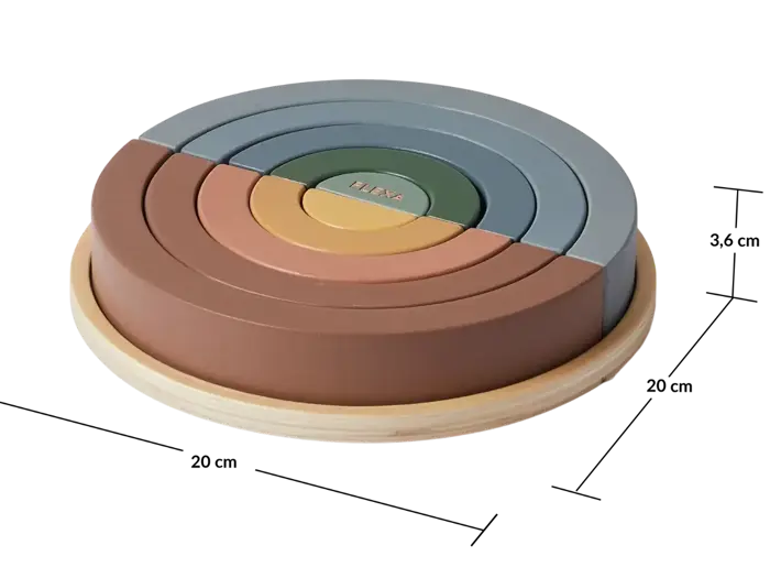 Et cirkulært stabelpuslespil i træ med lagdelte, buede brikker i dæmpede farver, herunder blå, brun, grå og gul, placeret på en lys træbase.