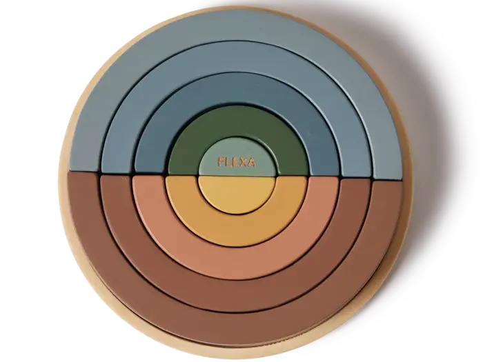Et cirkulært træpuslespil med regnbuefarvede, koncentriske, halvcirkelformede brikker, mærket FLEXA i midten.