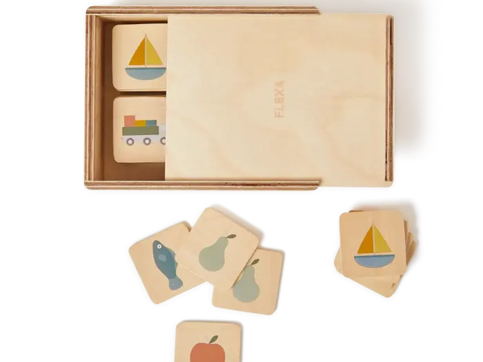 Trææske med matchende spillekort med enkle billeder, bl.a. en båd, et tog, en fisk, en pære og et æble, anbragt på en hvid flade.