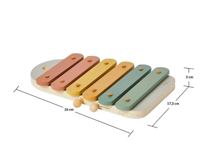 En xylofon af træ med syv pastelfarvede bjælker, to køller og mærkede mål: 26 cm lang, 17,3 cm bred og 3 cm høj.