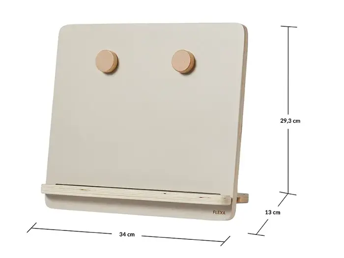Et beige bogstativ i træ med to runde holdere og en hylde, der måler 34 cm i bredden, 29,3 cm i højden og 13 cm i dybden.