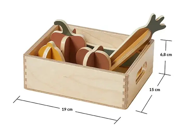 En trækasse med legetøjsgrøntsager indeni. Kassen måler 19 cm i længden, 15 cm i bredden og 6,8 cm i højden. Grøntsagerne er malet i grønne, brune og gule farver.