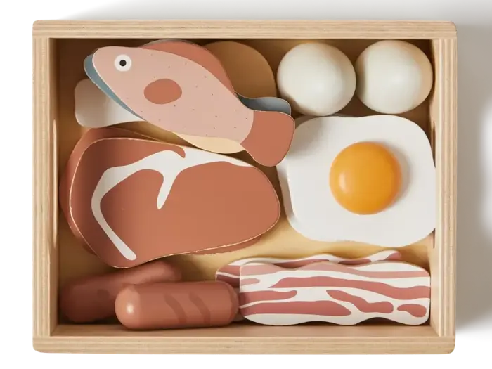 En trækasse med legetøjsmad: en fisk, to æg, et spejlæg, en bøf, to pølser og en stribe bacon.