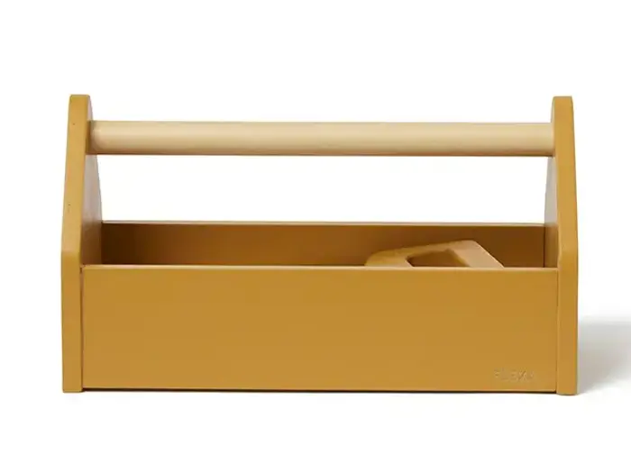 En sennepsgul værktøjskasse af træ med et håndtag af naturtræ og et lille træværktøj indeni.